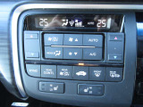 運転席の温度、助手席の温度、それぞれ別々に設定できるフルオートエアコンです。さらに車内の空気を浄化したり消臭してくれるプラズマクラスターも搭載してます。