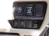 ◆両側オートスライドドア開閉スイッチ◆インテリジェントキーを身に着けていれば、リヤドアノブのワンタッチスイッチを押すだけでスライドドアが自動開閉します!運転席からでもドアを自動開閉できます!