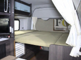 出窓でリアベッドは横向き就寝ができるキャンピングカー♪ベットサイズ 145cm×182c