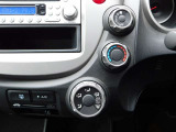 車内の空調はダイヤル式エアコンでお好みの風量や温度でお使いください。シンプルですが、分かり易いです♪