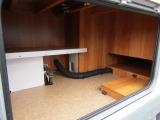 右リアのベッド下は外部収納庫となっており、意外にも大きな荷物も収納できる広さを有しており