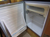 シンク・50L冷蔵庫・電磁サーバー・電子レンジを組み合わせたキッチンスペース。