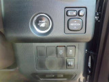 スマートキーを持って、ブレーキを踏んでボタンをポンッと押すだけでエンジンが作動します!!