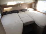 リア常設ベッドの佇まいは高級ホテルかのよう。中央部は追加マットにてお子様用とすることも可