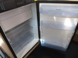 使用感の少ないキッチンスペースには、シンク・ドメティック製106L 3WAY冷蔵庫・3バ