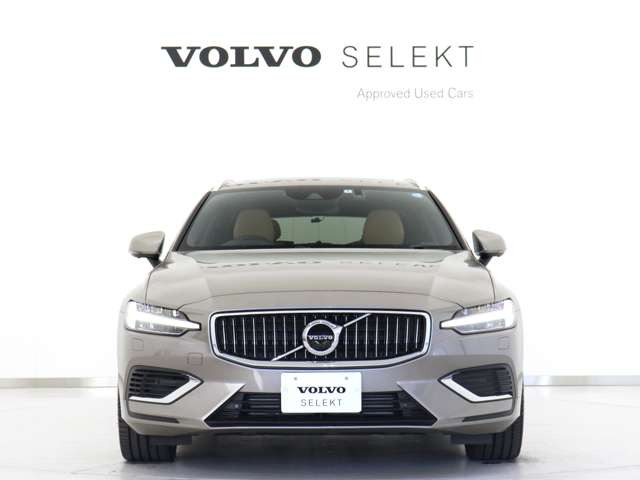 中古車 ボルボ V60 リチャージ PHEV T6 AWD インスクリプション 4WD の