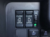 便利な両側電動スライドドア!運転席のスイッチやキーレスエントリーでも開閉が可能です!開口部も広いので乗り降りも楽々、特に狭い場所やお子様の乗り降りに便利です!