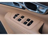 運転席ドア操作部では、電動格納ミラーの開閉、ロック開閉、すべての窓の自動開閉操作が可能です。