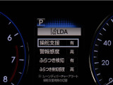 走行している車線からはみ出しそうになるとブザーと警告灯でお知らせします。