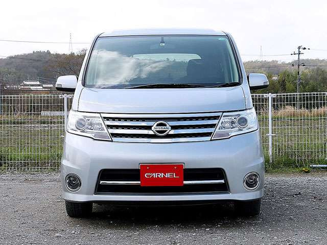 セレナ平成21年式の純正ナビのみの販売です。車両は違います