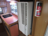 キッチン横のウインドエアコン!ベバスト製FFヒーターと走行用リアクーラーもございます!