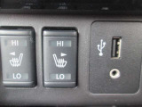 寒い日も安心、シートヒータースイッチ&USBソケットも付いてスマホの充電などができ便利です