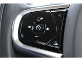前車を追従して加減速をするアダプティブクルーズコントロール(ACC)を装備。ハンドル右側にはナビ・オーディオのスイッチを装備。