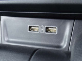【USBポート】USBポートも装備されています、スマートフォンの充電やオーディオに連携も可能です、今や欠かせない装備の一つです!