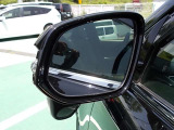 視認性の高いウィンカーミラー。助手席側には駐車時などの車両左側の確認ができるミラーが付いているので安心ですね。