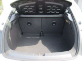 後席を全て倒せばさらに広々!開口部も大きいです。トランク下にタイヤパンク修理キット搭載。