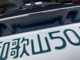 リアゲートスイッチ新品交換しています。ゴムが破れている車両が多いです。そのままですとSW故障のなり、開閉に問題がでます。コレ、モールごしのAssyですので高額になりますよ。