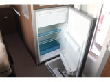 冷蔵庫です。いつも冷たい飲み物をお飲みいただけます。