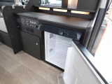 広く使えることを考えたキッチン&収納スペース。シンク・冷蔵庫と対面に大型カウンターを配置