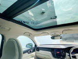 ◆チルトアップ機構付電動パノラマ・ガラス・サンルーフは爽快感たっぷり! 車内がより明るく&広く感じられる効果も