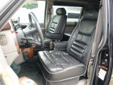 ミッドナイトバージョン専用刺繍入り黒革シート。運転席/助手席/サードシートは電動調製可能なパワーシート装備の為、細かなシートアレンジが可能となります。もちろん黒革シートに破れや切れなども御座いません