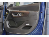 国産車の1.5倍程のドアの重厚感があり、安全性も兼ね備えております。