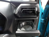 運転席のカップホルダーはエアコン吹き出し口の前にありますので冷やしたり温めたり出来ます♪