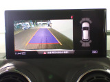 リヤビューカメラの映像には、駐車をアシストするガイドラインも表示されます。
