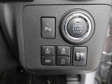 プッシュボタンスタート:かばんやポケットからキーを出さなく手もブレーキペダルを踏んでボタンを押せばエンジンスタート。