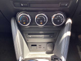 フルオートエアコン・運転席助手席にシートヒーター付き!さらにCD/DVDプレーヤー、USB×2、AUX、電源ソケット付きです!