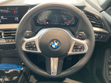 操作性に優れたステアリングは、BMWの走りを支える大事な部品です。オーディオやハンズフリー通話、クルーズコントロール関連の操作もこちらに集約されています。