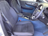 フロントシートはサイズ、形状、座り心地、ホールド性、調整機構など、どれも満足できるレベルです!