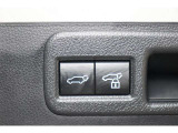 このボタンを押すとトランク(バックドア)を電動で開閉できます。