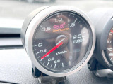 ブースト圧計!!STI製です!!コックピットのスポーティさも増す人気の装備。車両から得られる情報も増え、走りに必要な情報が一目で分かります。