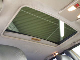 天井にはサンルーフが装備されています サンシェードは問題なく開閉できますが、当車両のガラス部分の開閉は不動になります