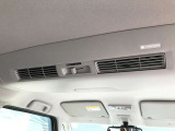 プラズマクラスター搭載リヤシーリングファン天井のファンで後席へ送風。空気を効率的に循環させ、温度を均一に保ちます。プラズマクラスターも搭載しています。