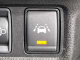 【車線逸脱警報】道路上の白(黄)線を認識し、意図せず走行中の車線からはみ出しそうになった時、メーター内の警告灯とブザーで注意喚起してくれる安心・安全機能です♪