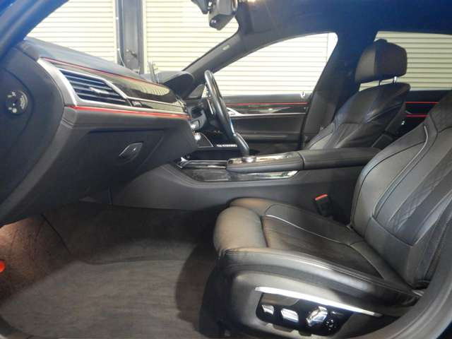 中古車 BMW 740i 740i Mスポーツ ガラスサンルーフ ナッパ革 20インチ