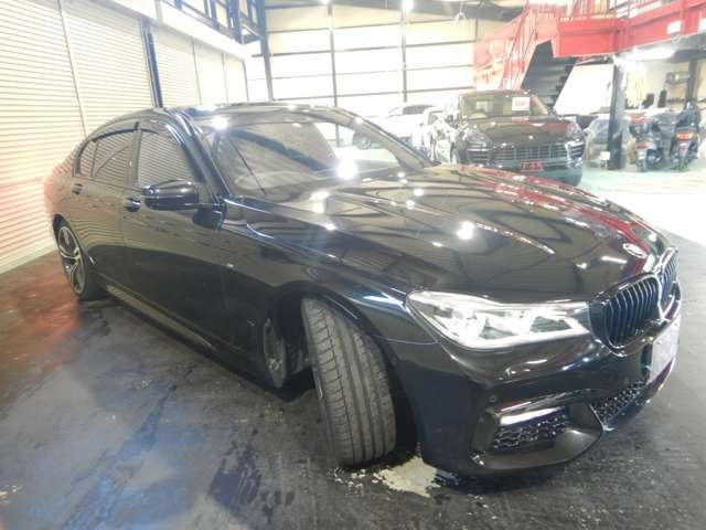 中古車 BMW 740i 740i Mスポーツ ガラスサンルーフ ナッパ革 20インチ