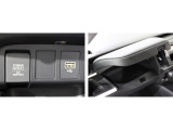 アクセサリー電源シガーソケット、スマートホンなどとのオーディオ接続用USBポートが付いて便利です。車内をスッキリ整理できる使いやすいサイズの収納、コンビニフックなどを手の届きやすい場所に配置しました。