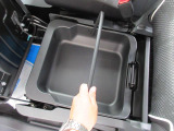 助手席シート下には取り外し可能な収納BOXが装備されています。車検証入れの収納等に最適です。