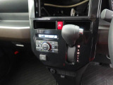 プッシュボタン+ダイヤル操作のオートエアコン。お好みの温度に設定しておけば自動で風量を調整。