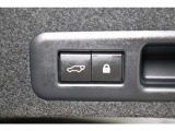 このボタンを押すとトランク(バックドア)を電動で開閉できます。
