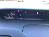 スピードメーターはデジタル表示です。またディスプレイに車両情報や設定が表示されます。