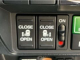 運転席にあるパワーテールゲートボタンやテールゲートハンドル、キー操作だけでなく、予約クローズボタンを押してスマートキーを携帯して車両から離れるとパワーテールゲートが自動で閉まります。