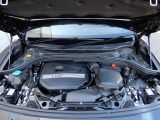 1.5L直列3気筒BMWツインパワー・ターボ・エンジン。出力115kW〔156ps〕/5,000rpm(カタログ値)、トルク230Nm〔23.4kgm〕/1500-4600rpm(カタログ値)