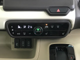 オートエアコンを搭載!車内の温度を自動で調節してくれます。シートヒーターがついているので寒い時期も快適です!スマートフォンやタブレットなどが充電できるUSBジャックがついています。