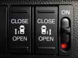 運転席からもスライドドアを楽々操作でスピーディーに!またスマートキーでも開閉できるので便利です。