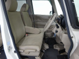 フロントシートはベンチシートです、運転席と助手席の移動が簡単です。真ん中にはアームレストも装備されています! また運転席シートの高さも調整できます。