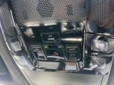 運転席の上にあるスイッチで、サンルーフの開け閉めができます。